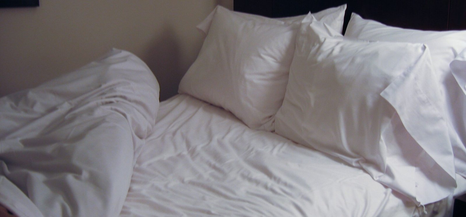 Bed_in_Seattle_hotel
